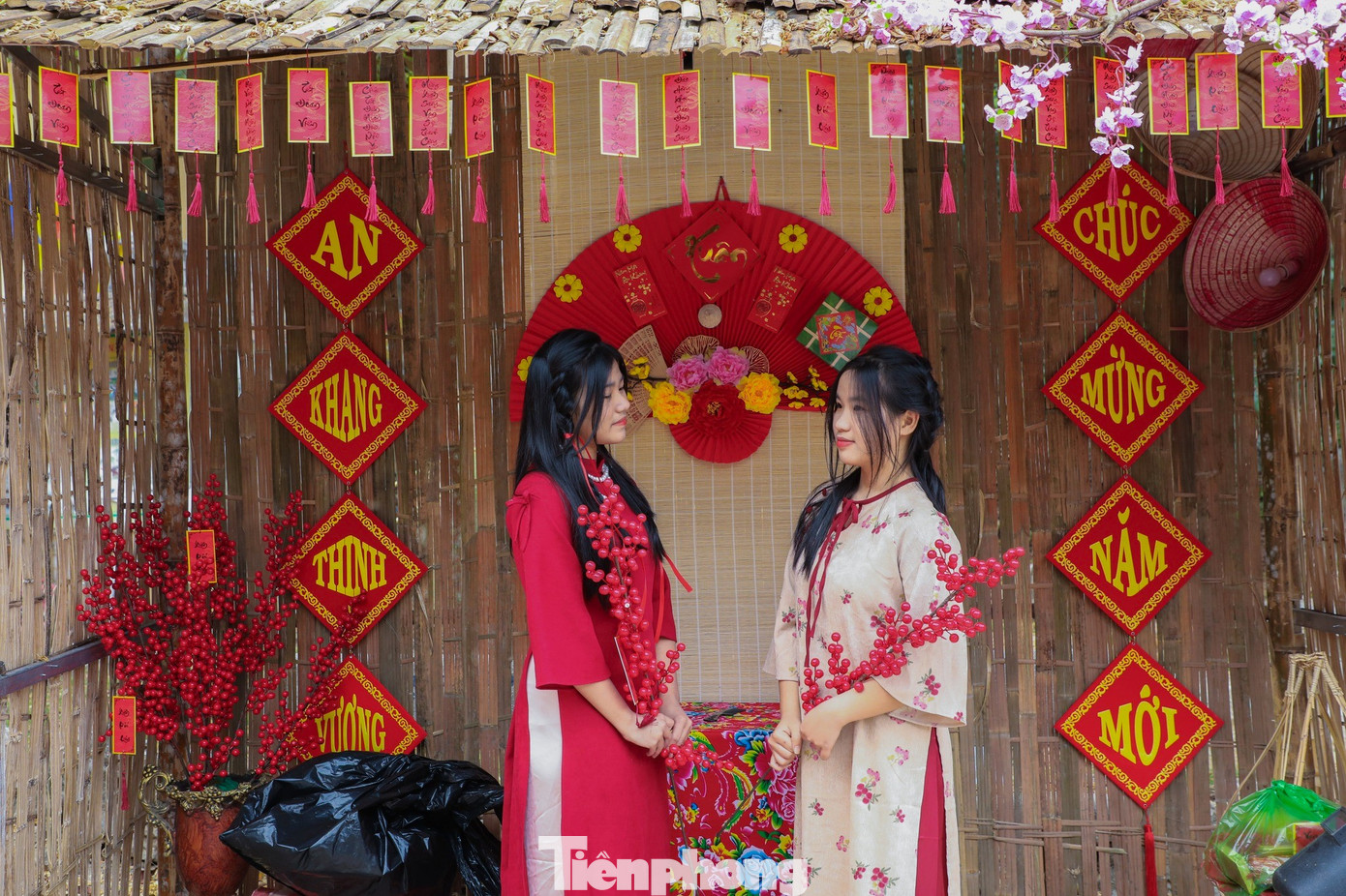 Không gian của ngôi chùa rộng, được trang trí cảnh sắc lung linh nên bạn trẻ có nhiều góc chụp.