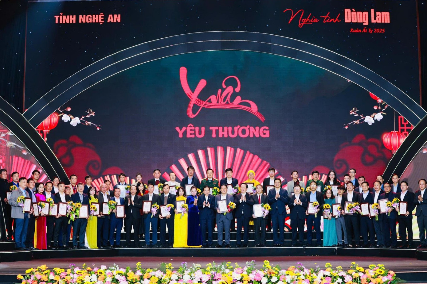 Lãnh đạo tỉnh Nghệ An chụp ảnh lưu niệm với các cơ quan, đơn vị, tổ chức, doanh nghiệp, nhà hảo tâm đăng ký và trực tiếp ủng hộ Chương trình “Nghĩa tình dòng Lam - Xuân Ất Tỵ năm 2025”.