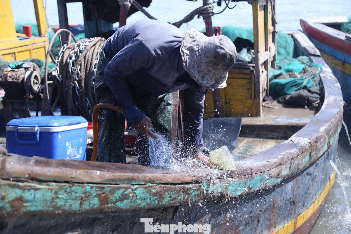 Sau khi phân loại và nhập hết hải sản cho thương lái, ngư dân rửa dọn tàu thuyền sạch sẽ cho những chuyến ra khơi tiếp theo.