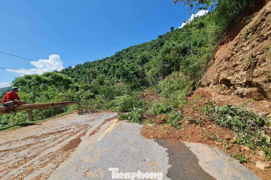 “Trước mắt, đơn vị quản lý đường bộ đã cắm biển cảnh báo, phân luồng lưu thông một vệt ở các khu vực xảy ra sạt ta-luy âm. Chúng tôi đang nỗ lực, trong thời gian sớm nhất sẽ khắc phục xong toàn bộ các hư hỏng trên tuyến để người dân tham gia giao thông thuận lợi, an toàn”, ông Phương cho biết. “Trước mắt, đơn vị quản lý đường bộ đã cắm biển cảnh báo, phân luồng lưu thông một vệt ở các khu vực xảy ra sạt ta-luy âm. Chúng tôi đang nỗ lực, trong thời gian sớm nhất sẽ khắc phục xong toàn bộ các hư hỏng trên tuyến để người dân tham gia giao thông thuận lợi, an toàn”, ông Phương cho biết.