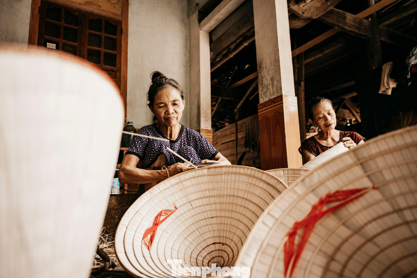 Những bậc cao niên trong làng cũng không biết nghề làm nón có từ khi nào, chỉ biết nghề này xưa kia thịnh lắm, từ thuở tóc còn để chỏm đã được nhìn thấy hằng ngày bà, mẹ cặm cụi chằm nón.