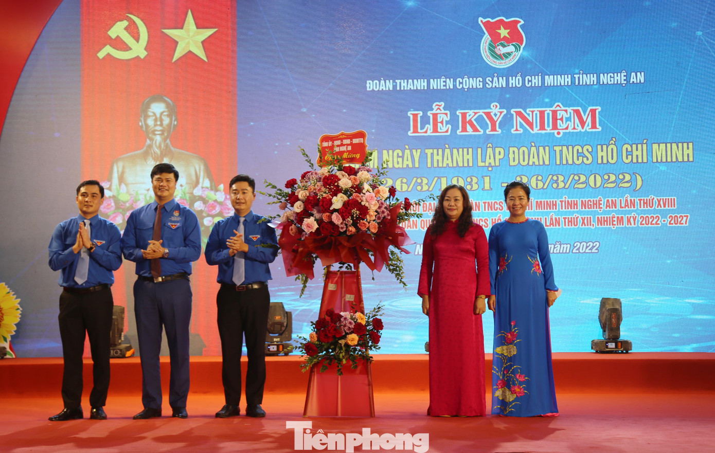Tỉnh Nghệ An tặng hoa chúc mừng ngày thành lập Đoàn TNCS Hồ Chí Minh