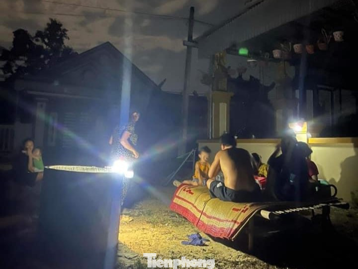 Bà Nguyễn Thị Hương (45 tuổi, huyện Diễn Châu) cho biết: “Bốn ngày liên tục, cứ tầm 20h là điện mất đến 3,4 giờ sáng mới có. Mất điện trong nhà vừa bí vừa nóng, chúng tôi ra ngồi đón gió ngoài đường. Mấy đêm nay thức trắng chờ điện”.