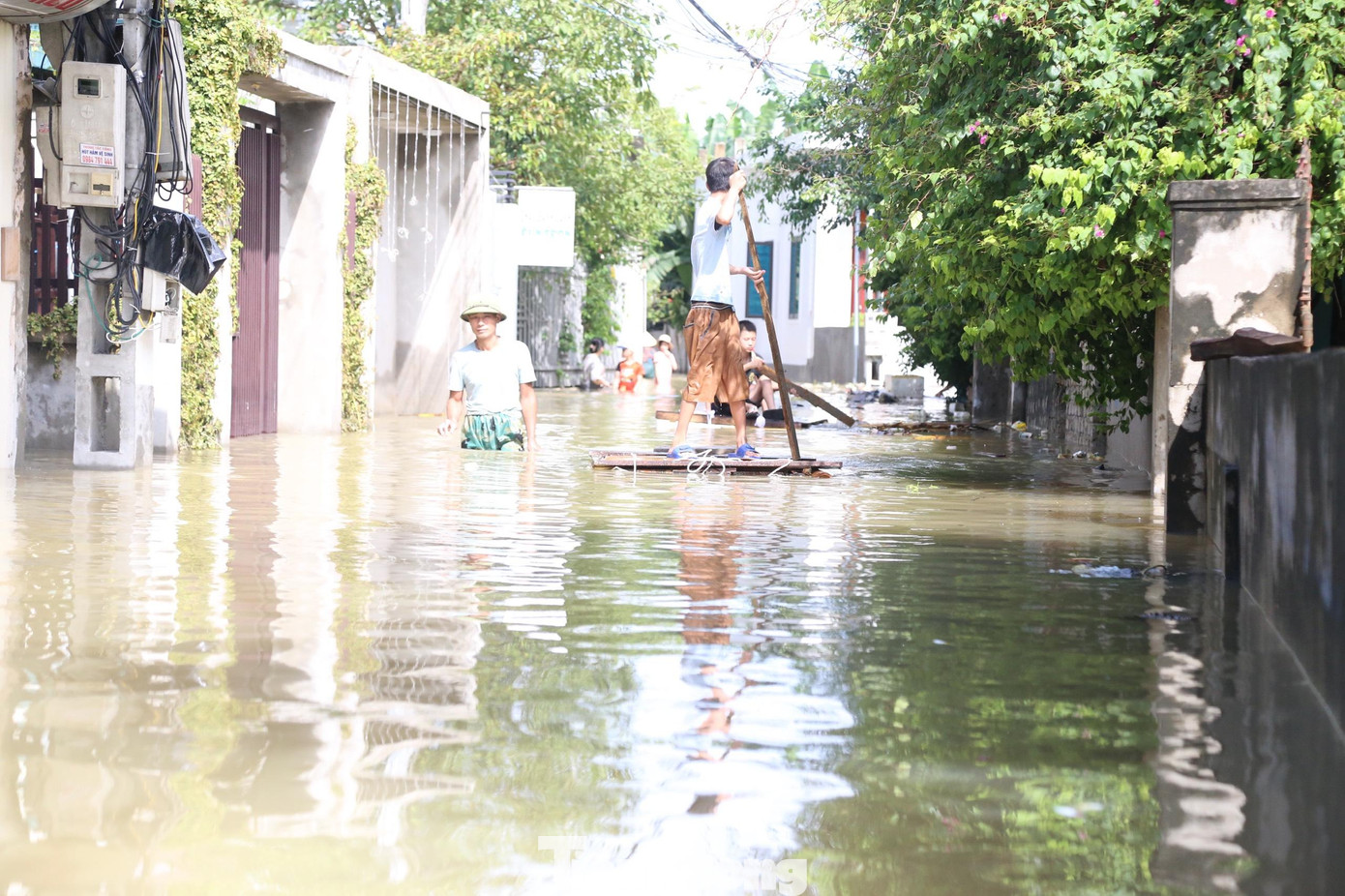 Người dân kết bè để di chuyển giữa dòng nước Người dân kết bè để di chuyển giữa dòng nước