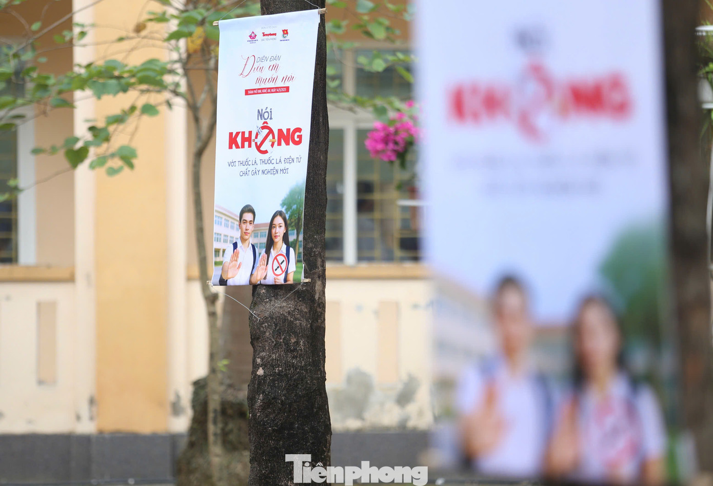 Cờ hoa, băng rôn tuyên truyền “nói không với thuốc lá” đều đã được treo ở nhiều vị trí trong và ngoài trường