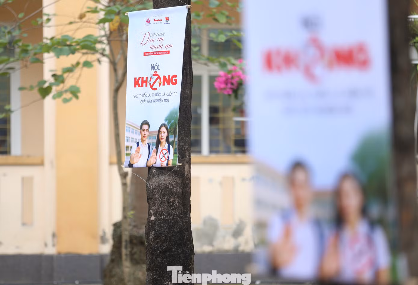Cờ hoa, băng rôn tuyên truyền “nói không với thuốc lá” đều đã được treo ở nhiều vị trí trong và ngoài trường