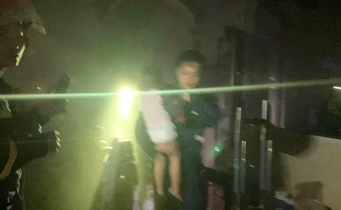 Lực lượng chức năng giải cứu 4 người trong gia đình khỏi đám cháy