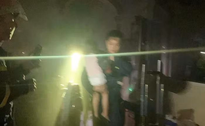 Lực lượng chức năng giải cứu 4 người trong gia đình khỏi đám cháy Lực lượng chức năng giải cứu 4 người trong gia đình khỏi đám cháy
