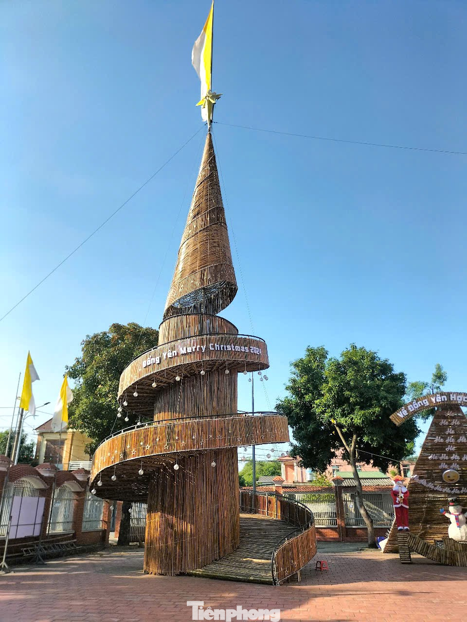 Cây thông Noel này không chỉ thể hiện sự sáng tạo và tinh thần đoàn kết của bà con giáo dân, mà còn góp phần bảo vệ môi trường thông qua việc sử dụng vật liệu tự nhiên, thân thiện.