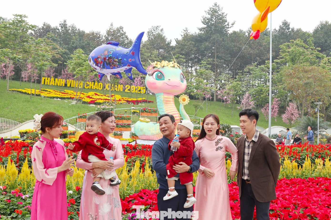 Nhiều người bày tỏ lời khen ngợi cách tạo hình "siêu dễ thương", "cưng xỉu". "Hình ảnh linh vật rắn năm nay dễ thương, đẹp mắt. Khi hình ảnh linh vật con rắn xuất hiện trên mạng xã hội, tôi cùng gia đình đã tới để check-in", chị Nguyễn Ngọc Hà (trú thành phố Vinh) chia sẻ.