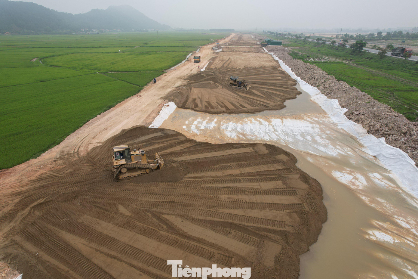 Một trong những vật liệu tăng giá mạnh nhất khu vực thi công dự án là cát đắp. Nếu trước thời điểm Tết Nguyên đán 2022, giá bình quân vật liệu cát khoảng 140.000 - 150.000 đồng/m3, hiện con số này đã tăng lên 180.000 - 200.000 đồng.