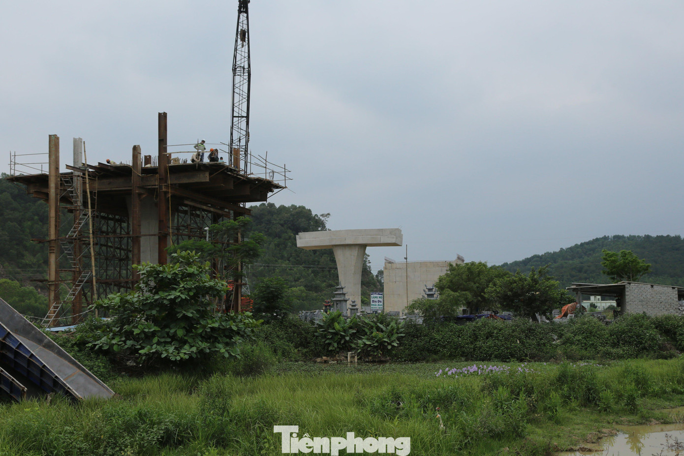 Ngay dưới chân trụ chính cầu vượt QL48 (cầu Diễn Đoài), một hộ dân vẫn đang kinh doanh buôn bán bia mộ vì địa phương chưa GPMB.