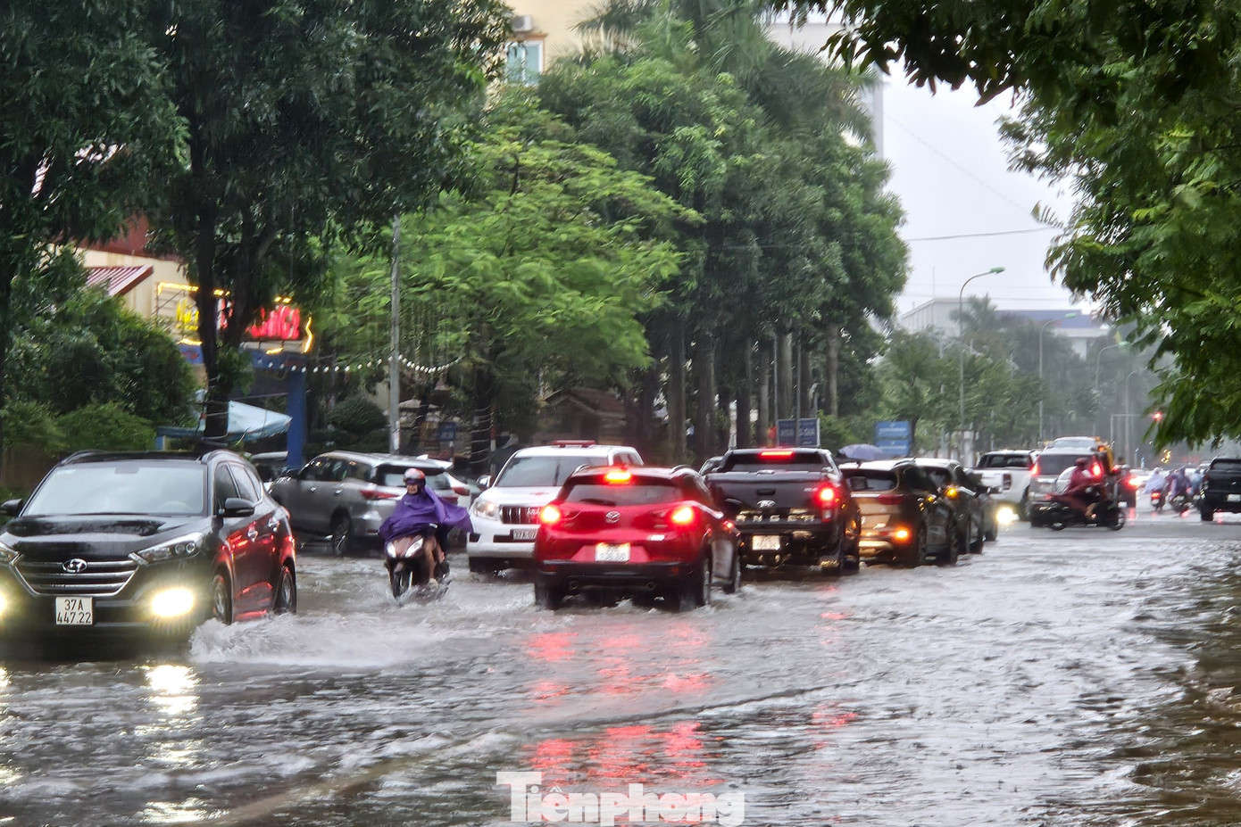 Tại đường Duy Tân, nước thoát chậm. Phương tiện nối thành dãy dài ở giữa đường.