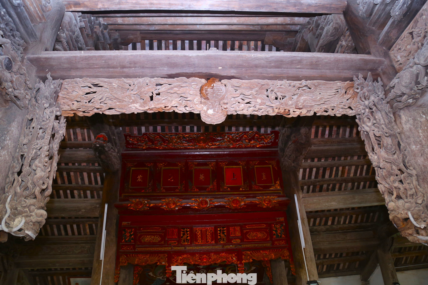 Cột đình ở gian chính được chạm nổi hình tượng 2 con rồng lớn đang ôm cột hướng xuống mặt đất. Trên mái đình có hình tượng rồng cuộn, hổ ngồi, nghê chầu; mái ngói được lợp âm dương