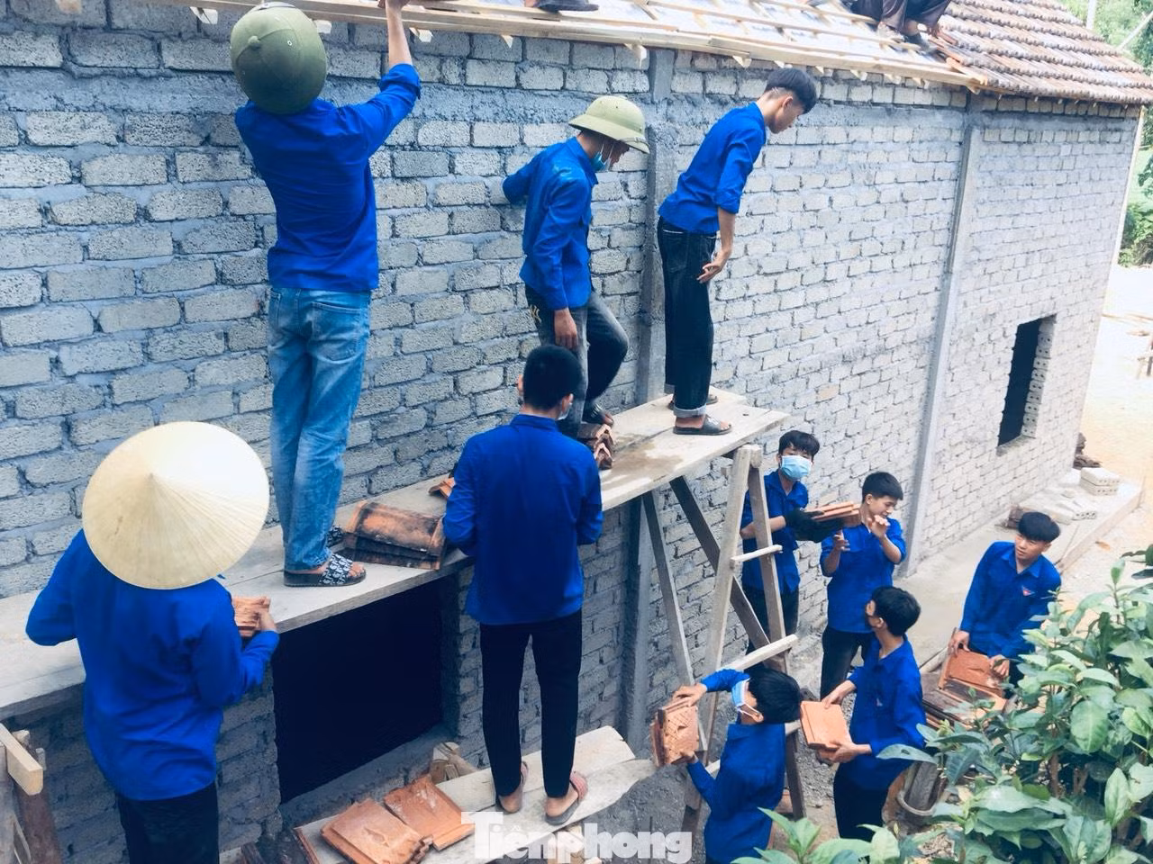 Dù nắng nóng, áo xanh tình nguyện vẫn tích cực tham gia. Mỗi người một việc, người vận chuyển ngói, người lợp,…