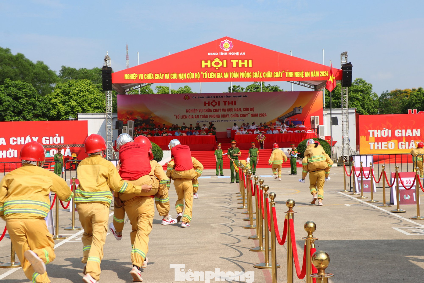 Các đội thi thể hiện sự hiệp đồng, hỗ trợ lẫn nhau với các thao tác nhuần nhuyễn trong xử lý tình huống.