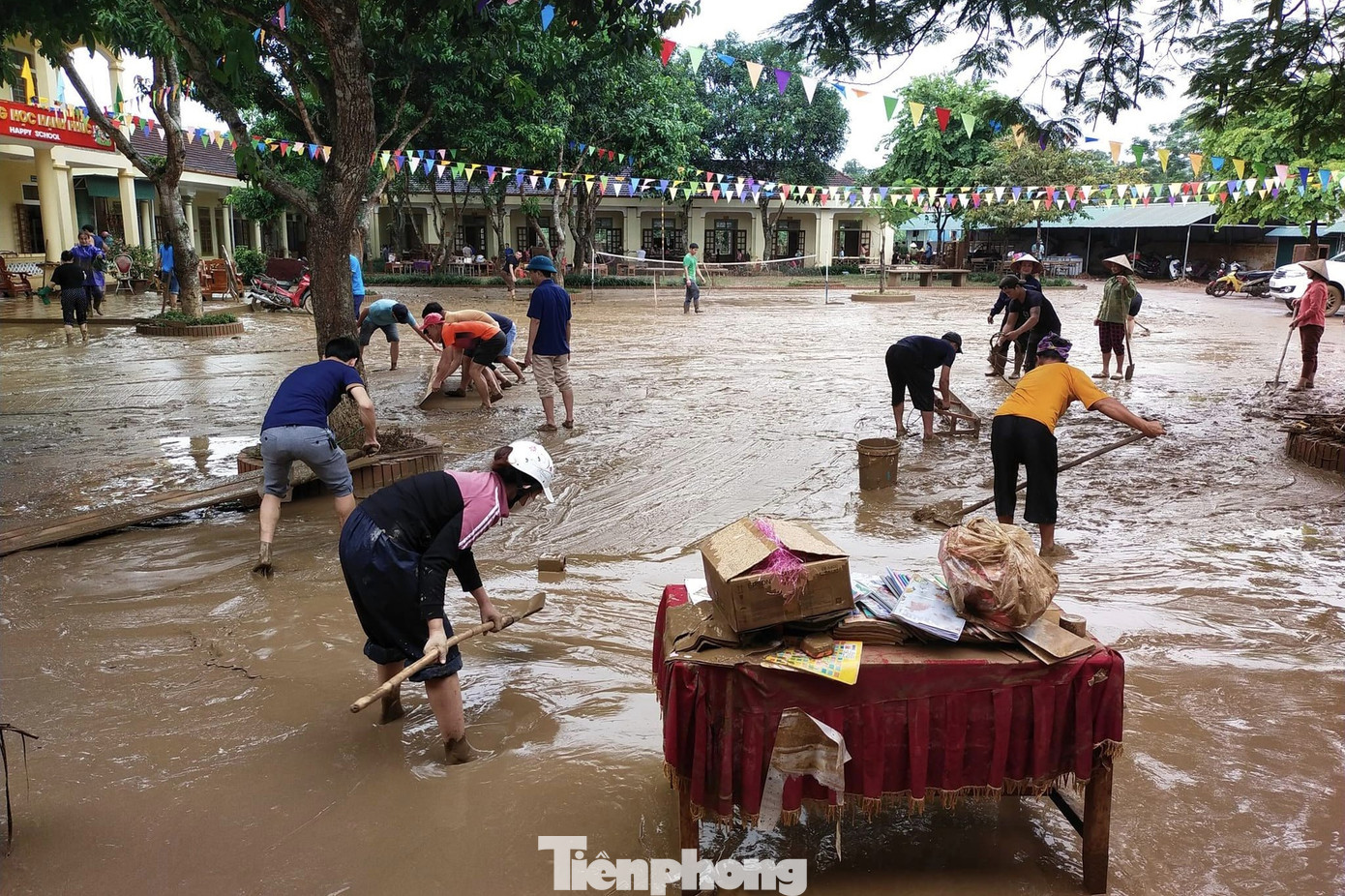 Theo kinh nghiệm, lũ rút đến đâu dọn dẹp đến đó. Nếu để lũ rút hết mới dọn thì lớp bùn sẽ khô cứng, mất nhiều công sức, thời gian để làm sạch.