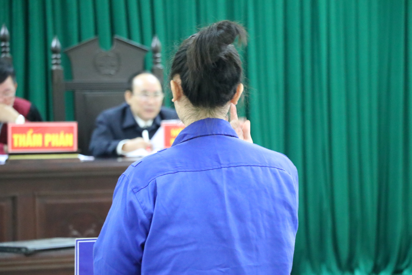 Bị cáo Hạnh nhiều lần lấy tay lau nước mắt khi giải thích về hành vi phạm tội