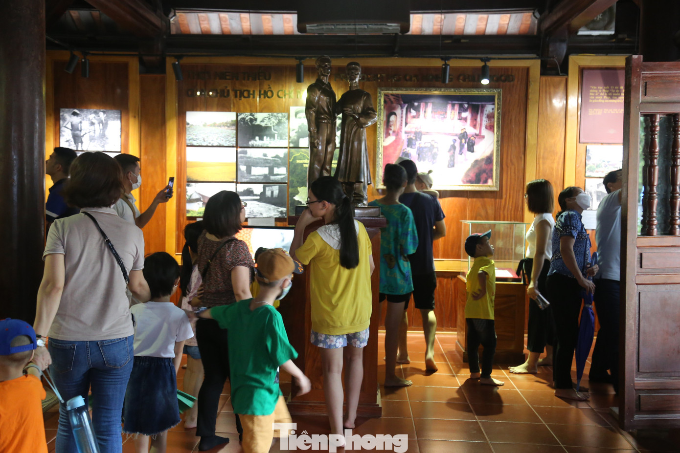 Nhà lưu trữ và trưng bày các tài liệu, hiện vật liên quan đến cuộc đời của Chủ tịch Hồ Chí Minh kín người.