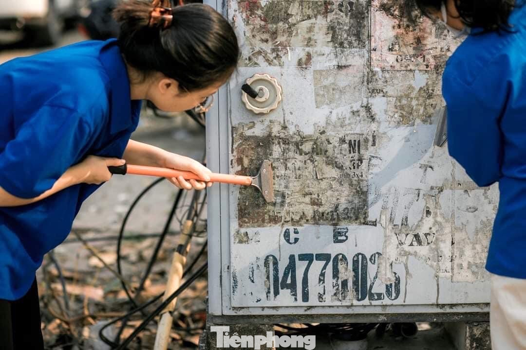 Các tủ điện nằm dọc trên tuyến phố Lê Hồng Phong, Lê Mao, Hồ Tùng Mậu,… sau một thời gian sử dụng đã cũ kỹ, mất thẩm mỹ.