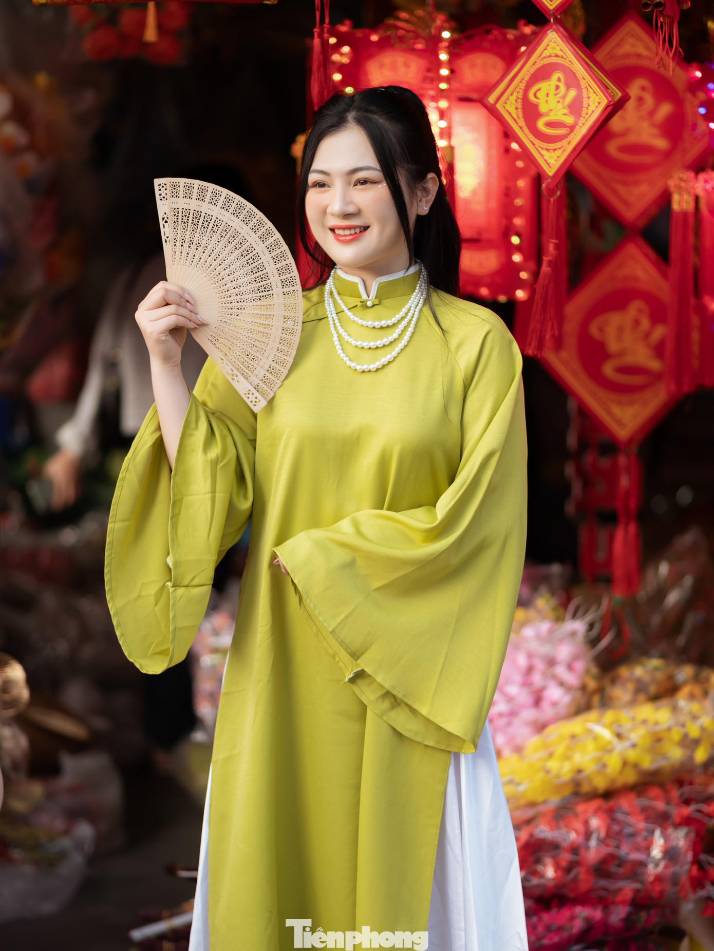 Theo chia sẻ của các bạn trẻ, xu hướng chụp ảnh năm nay mang tính hoài niệm với trang phục áo dài cách tân dáng rộng.