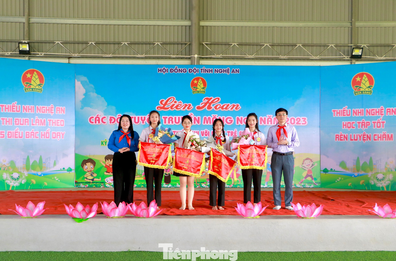 Ban tổ chức trao cờ lưu niệm cho 4 đội thi. Ảnh: TH