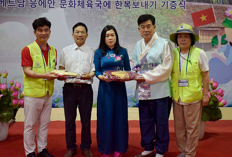 Các thành viên đoàn thiện nguyện trao trang phục Hanbok cho Bảo tàng Nghệ An Các thành viên đoàn thiện nguyện trao trang phục Hanbok cho Bảo tàng Nghệ An