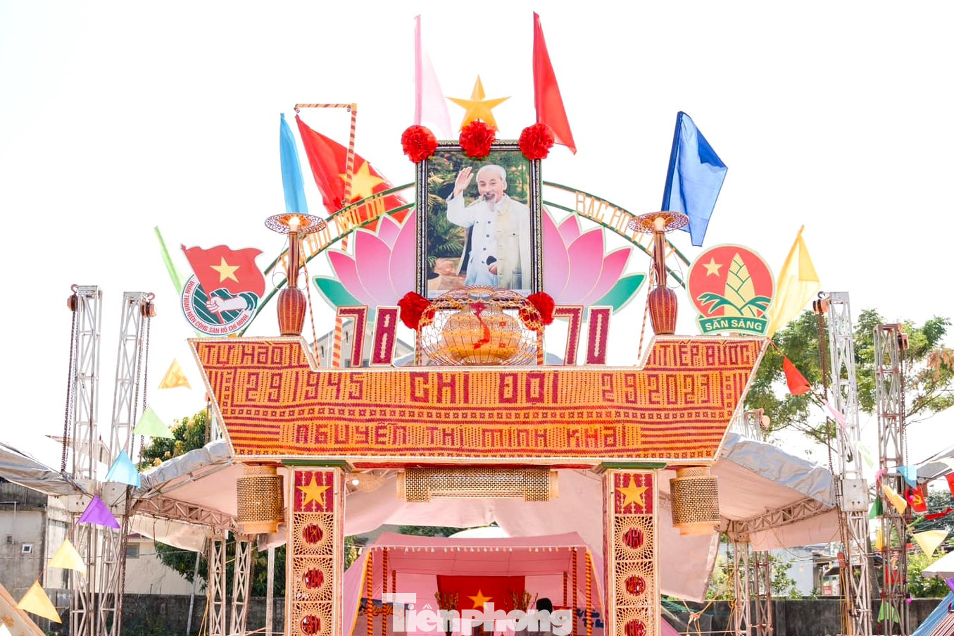 Cổng trại mang đậm dấu ấn làng nghề mây tre đan của xóm Thái Lộc. Phần trang trí hoàn toàn là sản phẩm thủ công của các nghệ nhân làng nghề.