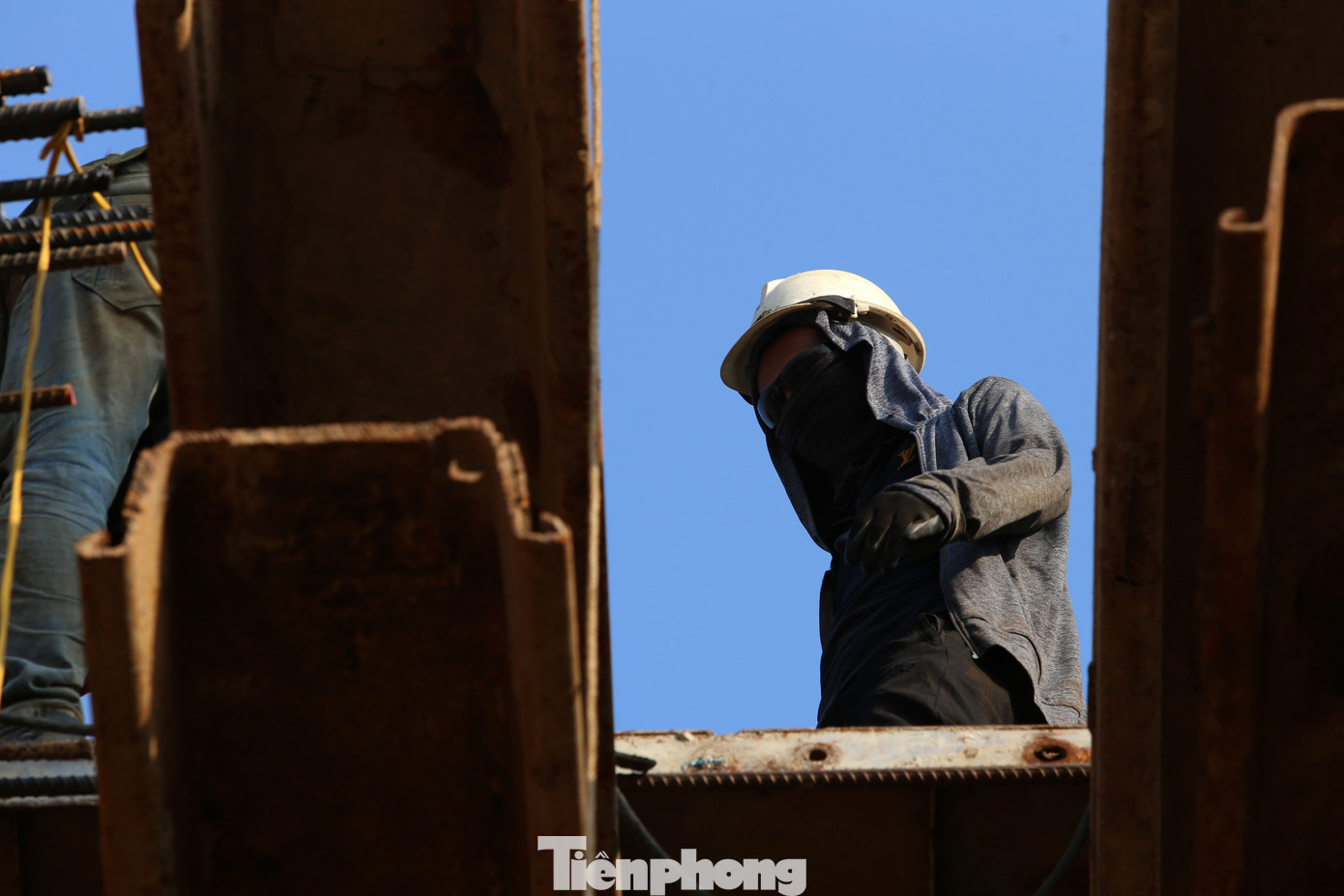 Đang cùng các công nhân lao lắp dầm cầu Yên Hội (huyện Yên Thành), kỹ sư trẻ Nguyễn Đình Quý tâm sự: “Bình thường khoảng 2 tháng em xin công ty cho về nhà thăm gia đình một lần. Khoảng 1 tháng rưỡi nay em chưa về thăm nhà, ít hôm nữa về, chắc bố mẹ nhận không ra con nữa…”.