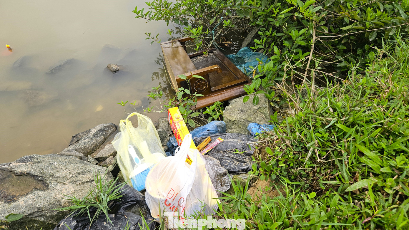 Từ bao nilon, vỏ chai nhựa, thức ăn thừa đến đồ thờ cúng,… bị vứt ngổn ngang dọc bờ sông. Từ bao nilon, vỏ chai nhựa, thức ăn thừa đến đồ thờ cúng,… bị vứt ngổn ngang dọc bờ sông.