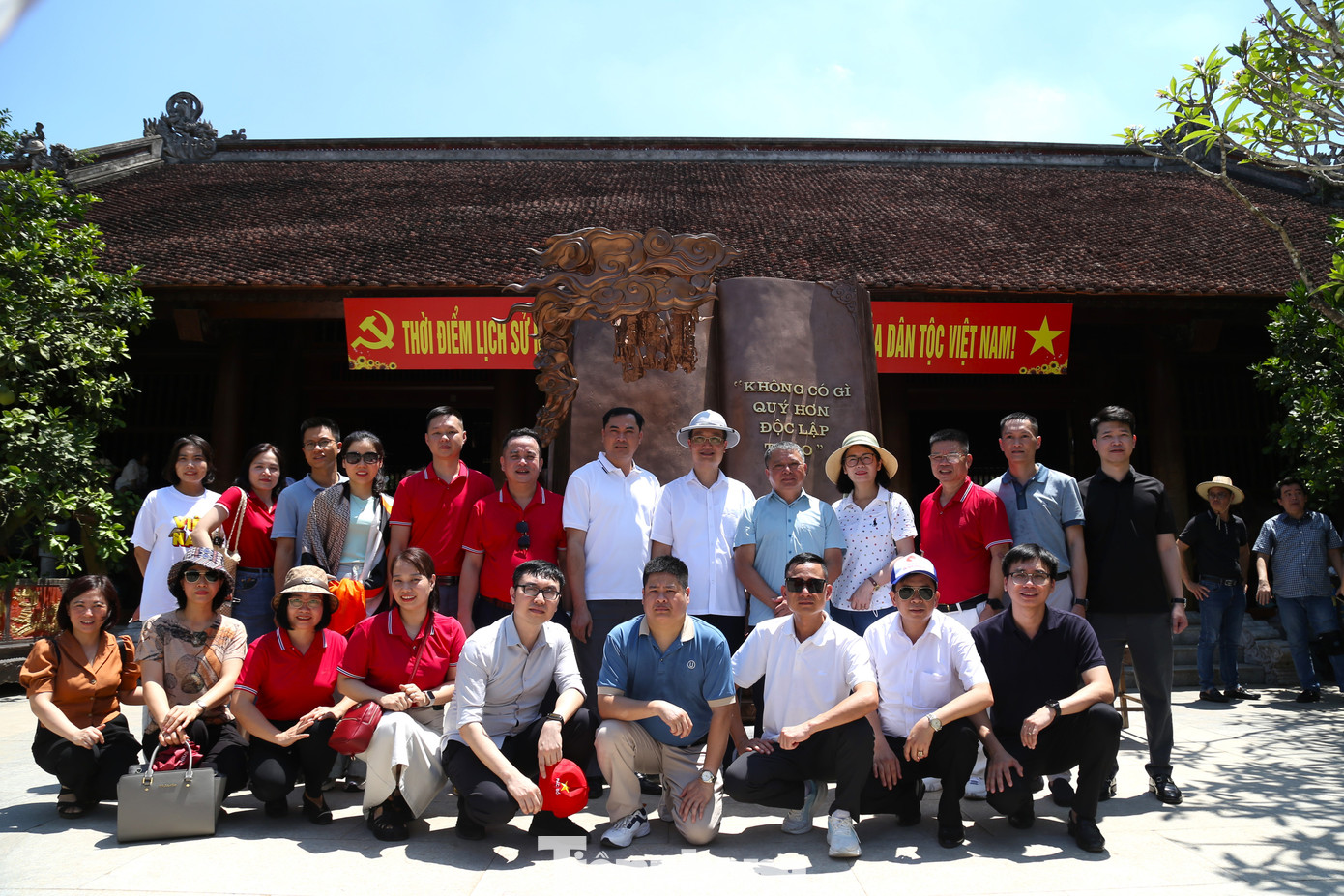 Đoàn du khách đến từ Sở y tế tỉnh Thái Nguyên chụp ảnh tại tác phẩm điêu khắc "Việt Nam - những trang sử vàng". Đây là tác phẩm do Tổng Bí thư Tô Lâm trao tặng cho Khu di tích quốc gia đặc biệt Kim Liên.