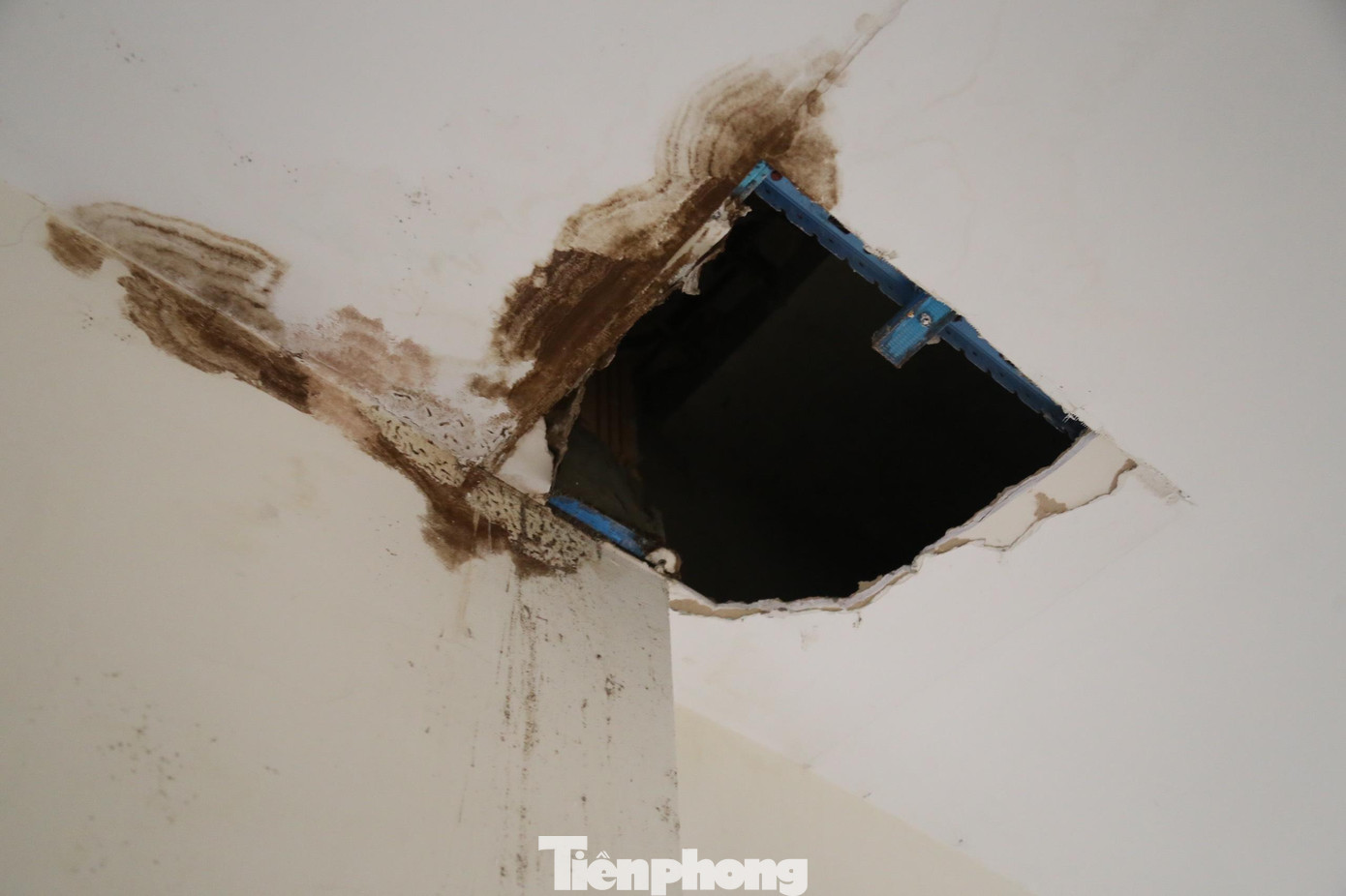 Một lỗ hổng lớn ở phía trần hành lang chung cư chưa được sửa chữa, khắc phục Một lỗ hổng lớn ở phía trần hành lang chung cư chưa được sửa chữa, khắc phục