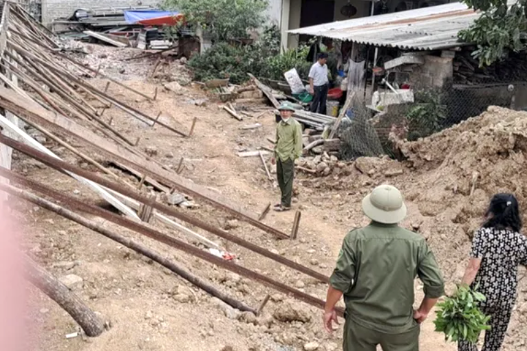 Máy múc va vào tường rào của Công ty cổ phần 495 làm một người tử vong