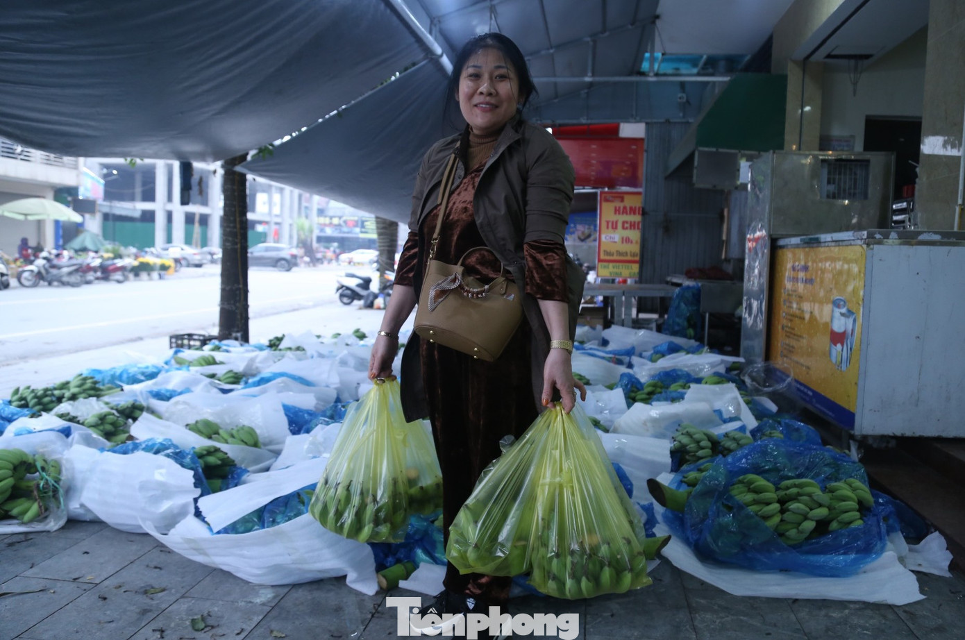 Dù giá chuối khá “chát”, nhưng sức mua của người dân vẫn ở mức cao. Cùng với chuối xanh, các loại quả thờ khác như bưởi, dừa, cau, dưa hấu cũng tăng mạnh. Dù giá chuối khá “chát”, nhưng sức mua của người dân vẫn ở mức cao. Cùng với chuối xanh, các loại quả thờ khác như bưởi, dừa, cau, dưa hấu cũng tăng mạnh.