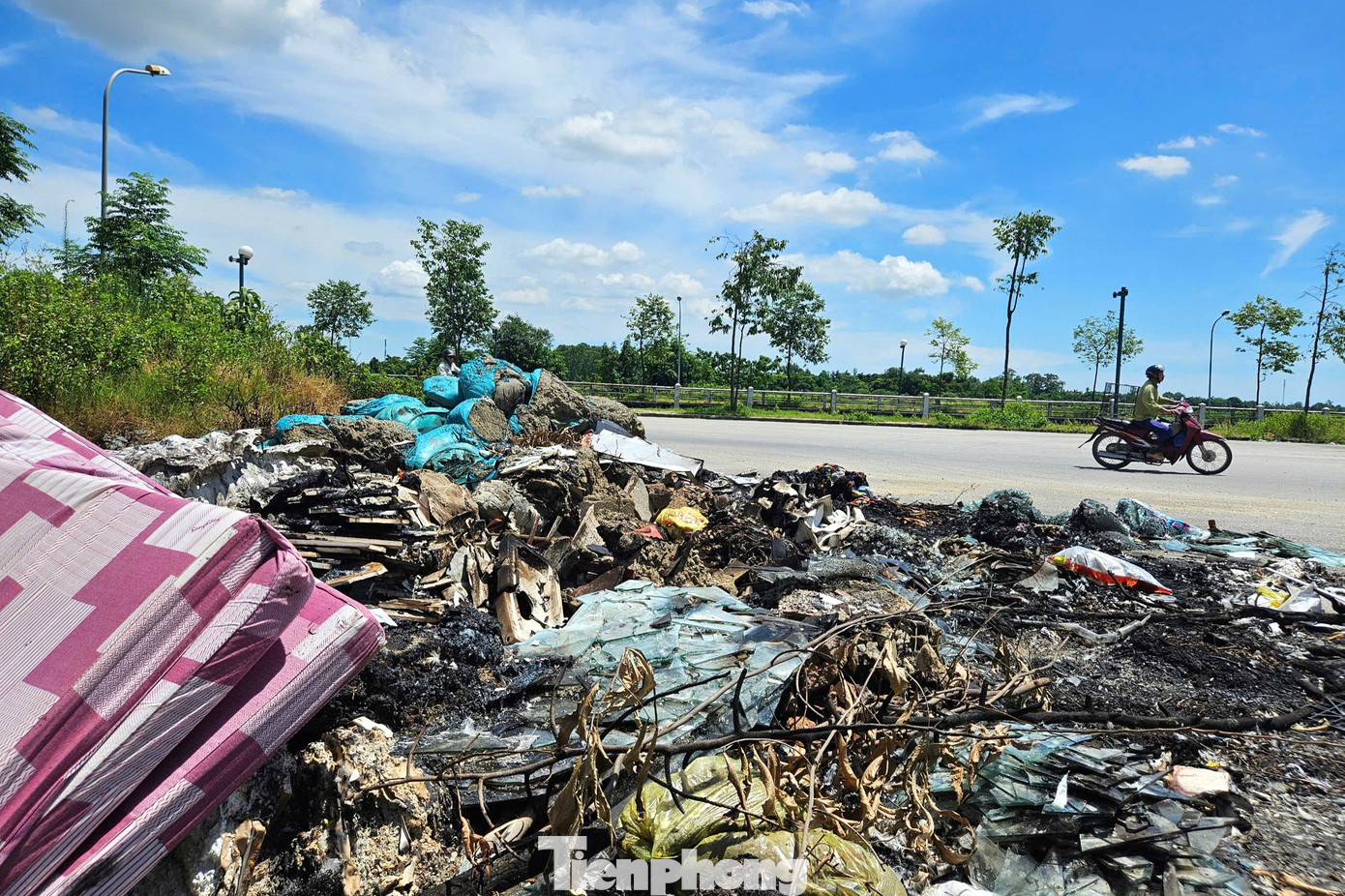 Tại đường Nguyễn Sỹ Sách kéo dài cũng xuất hiện bãi rác thải tự phát, một số loại rác được người dân đốt nhưng không có ai thu gom, gây ô nhiễm môi trường và mất mỹ quan.