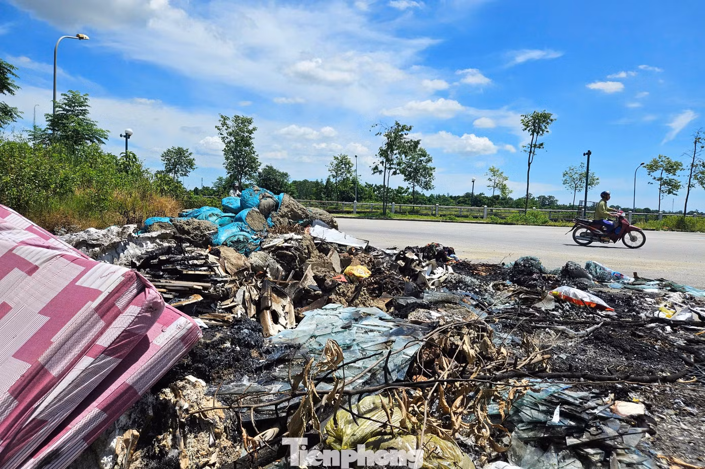 Tại đường Nguyễn Sỹ Sách kéo dài cũng xuất hiện bãi rác thải tự phát, một số loại rác được người dân đốt nhưng không có ai thu gom, gây ô nhiễm môi trường và mất mỹ quan.