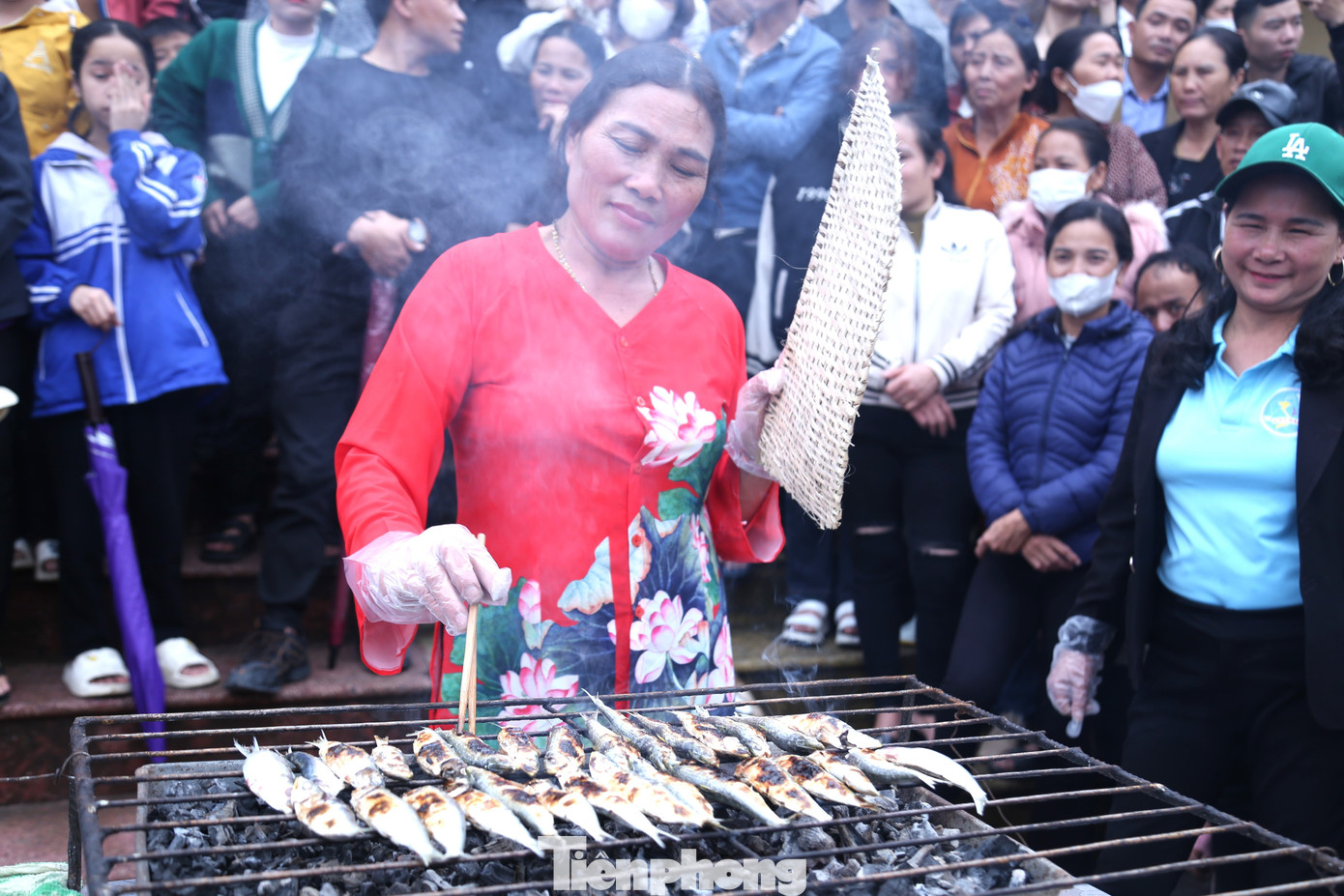 Cá trích nướng than là món ăn dân dã quen thuộc của người dân miền biển.