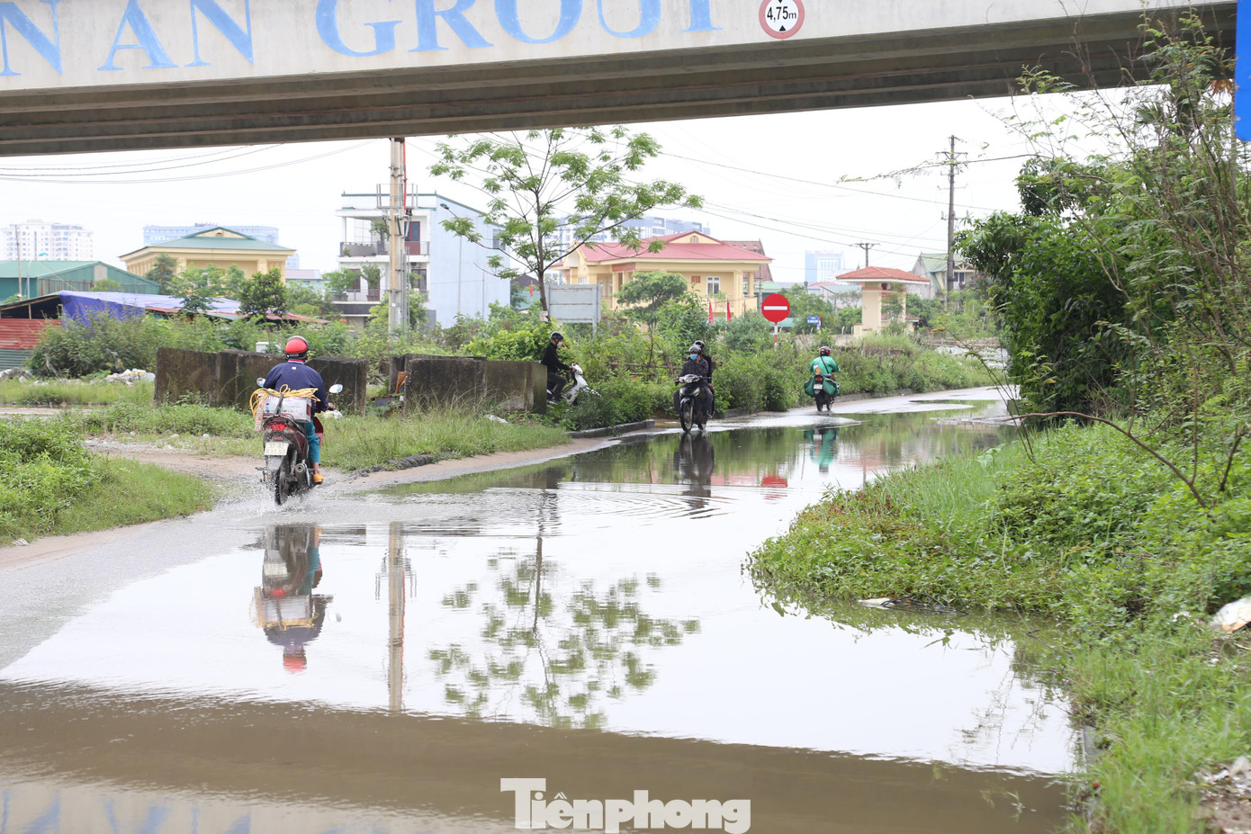 “Từ năm này qua năm khác họ hứa hẹn làm nhưng chúng tôi đợi mãi cũng có thấy làm đâu. Giờ chỉ cần một chỗ mưa là nước không thoát được. Chúng tôi cũng kêu nhiều rồi, khối xóm cũng kiến nghị nhưng mãi rồi cũng không thấy họ làm tiếp”, một người dân khối 8, phường Quán Bàu bức xúc.