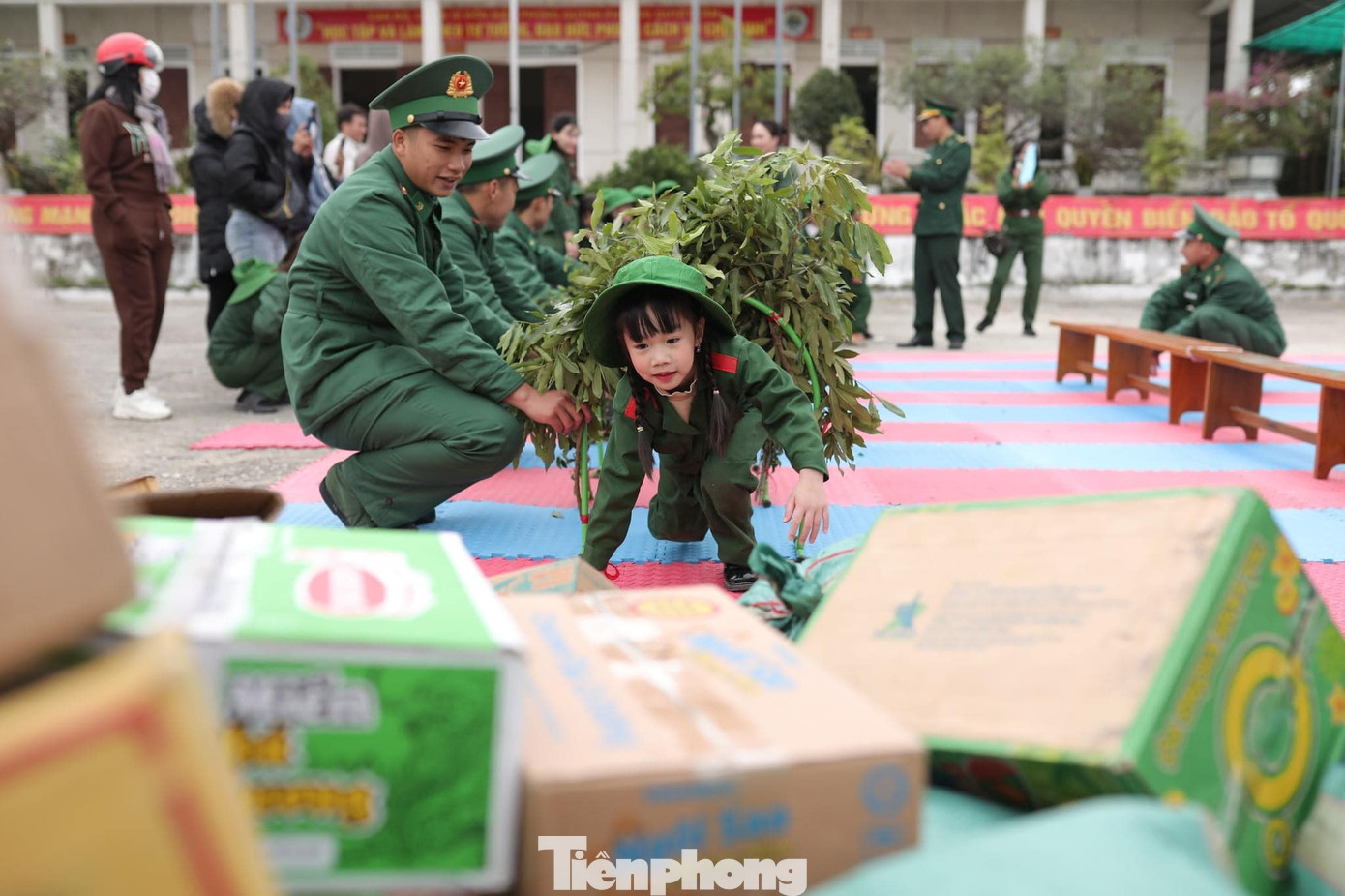 Các hoạt động vui chơi diễn ra sôi nổi, tạo sự gắn kết tình quân dân, mang đến cho các em những kỷ niệm khó quên. Các hoạt động vui chơi diễn ra sôi nổi, tạo sự gắn kết tình quân dân, mang đến cho các em những kỷ niệm khó quên.