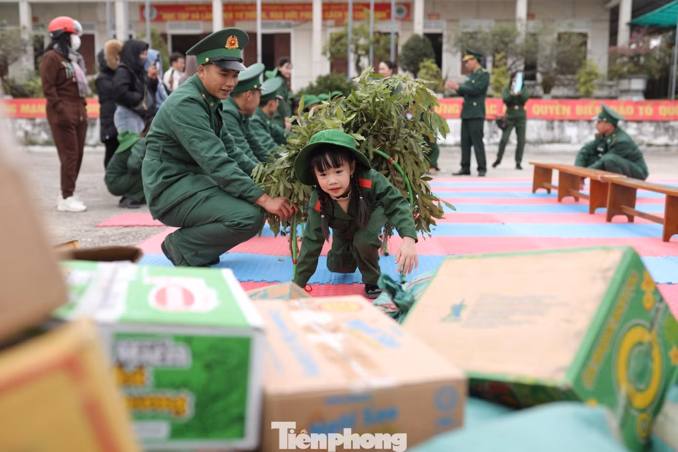 Các hoạt động vui chơi diễn ra sôi nổi, tạo sự gắn kết tình quân dân, mang đến cho các em những kỷ niệm khó quên. Các hoạt động vui chơi diễn ra sôi nổi, tạo sự gắn kết tình quân dân, mang đến cho các em những kỷ niệm khó quên.