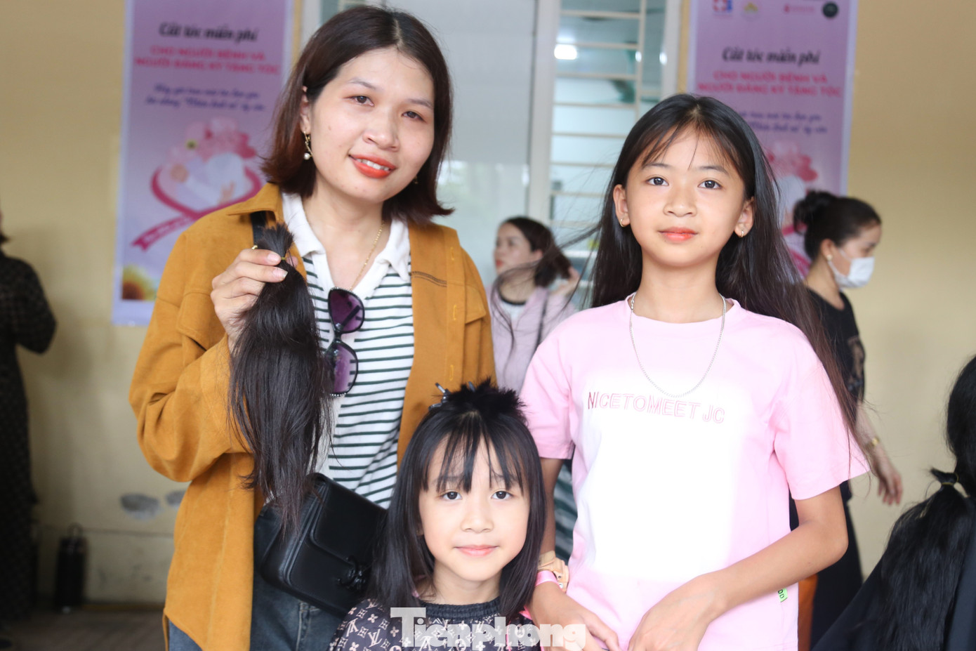 Hai chị em Nguyễn Hoàng Gia Thy (10 tuổi) và Nguyễn Hoàng Gia Linh (8 tuổi) vượt gần 50km từ huyện Thanh Chương xuống TP Vinh tham gia hiến tóc.