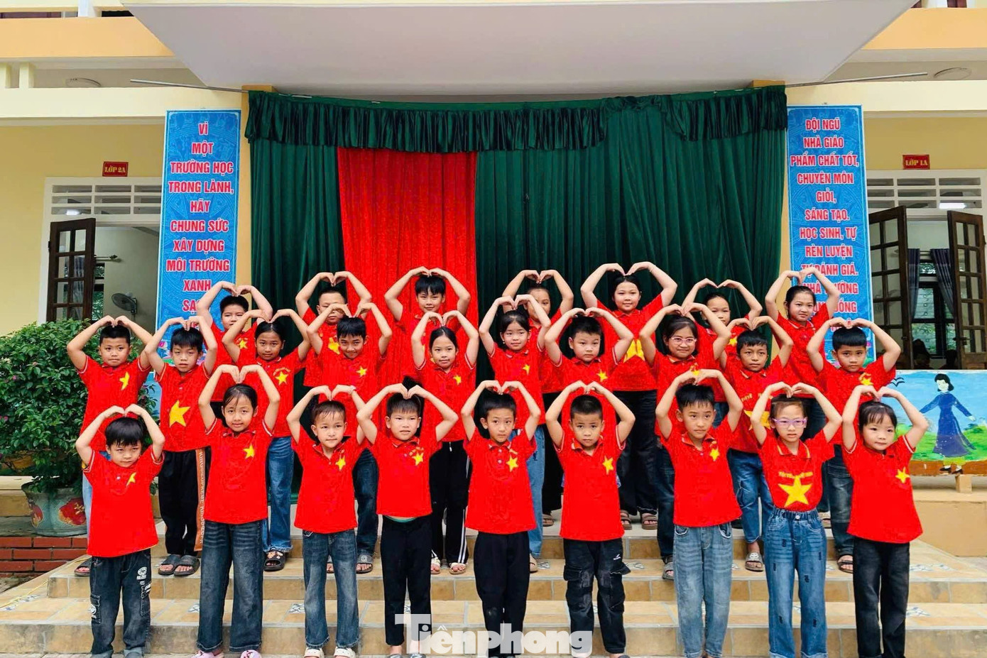 Dịp này, 100% liên đội trên địa bàn tỉnh Nghệ An hưởng ứng &quot;Tuần lễ áo cờ đỏ sao vàng&quot; nhân kỷ niệm 50 năm ngày đất nước thống nhất.