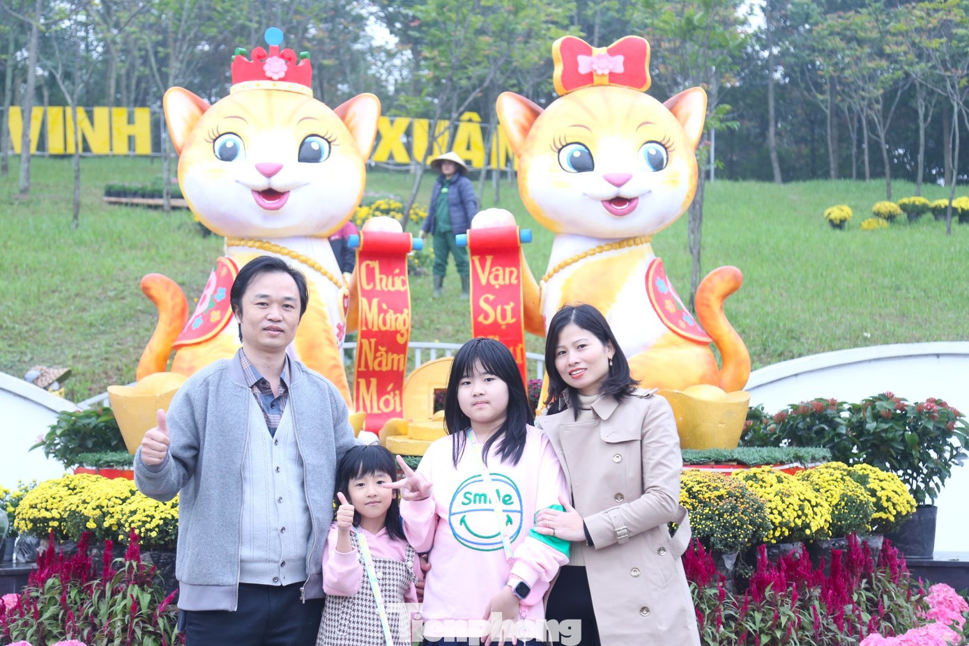 Một gia đình cùng lưu giữ khoảnh khắc đẹp bên cặp linh vật mèo