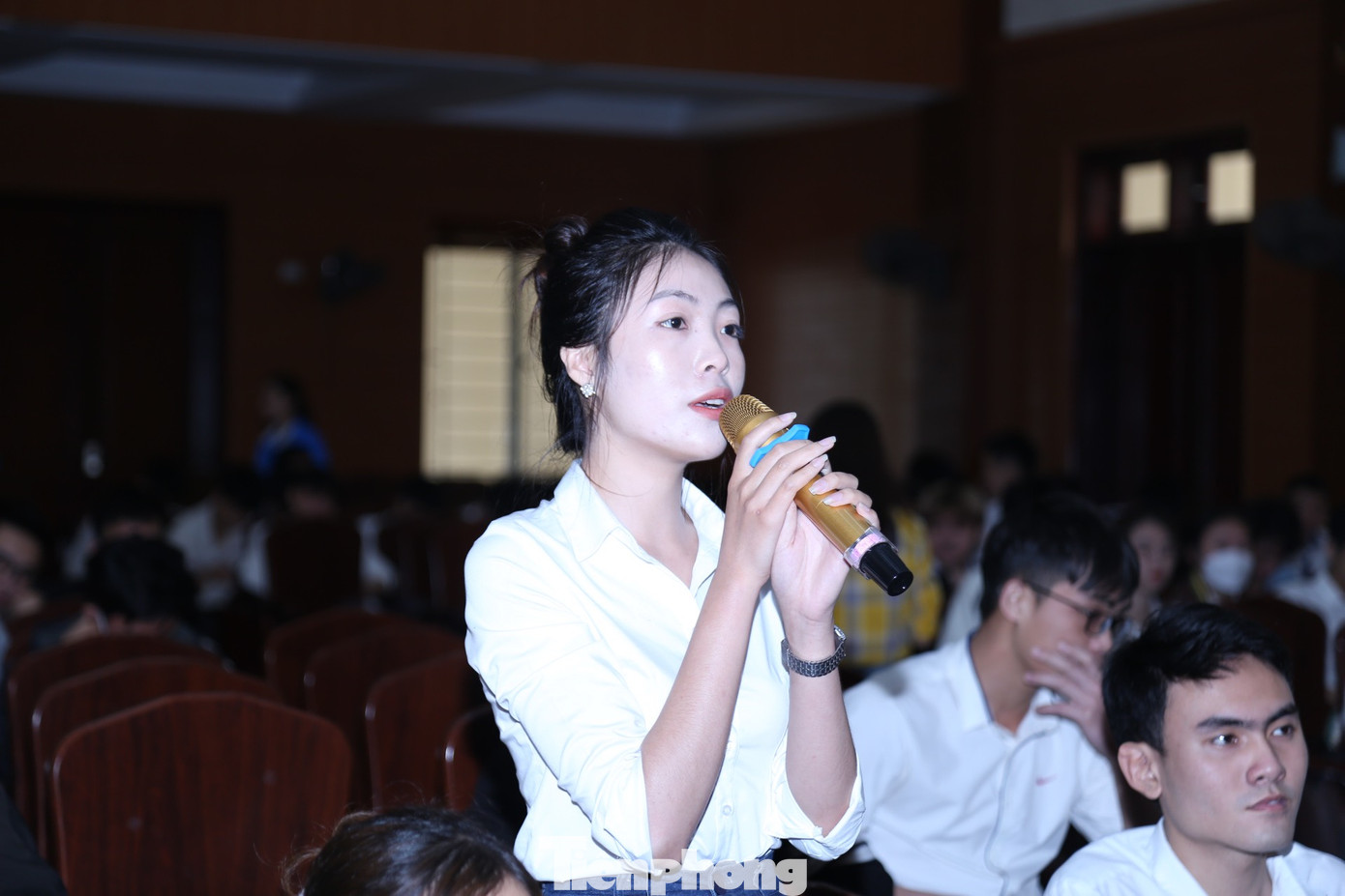 Sinh viên đặt câu hỏi cho Chủ tịch Hội Sinh viên tỉnh Nghệ An