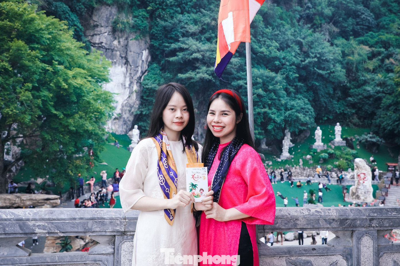 Thiếu nữ xúng xính trong tà áo dài truyền thống hay áo dài cách tân khoe vẻ đẹp nền nã, dịu dàng trong ngày đầu xuân năm mới.