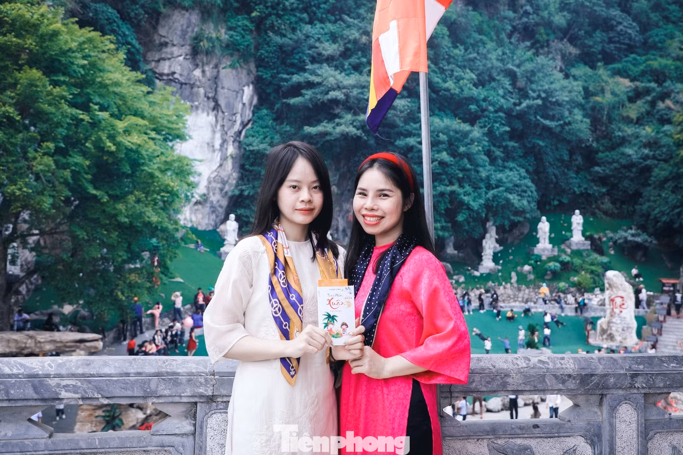 Thiếu nữ xúng xính trong tà áo dài truyền thống hay áo dài cách tân khoe vẻ đẹp nền nã, dịu dàng trong ngày đầu xuân năm mới.