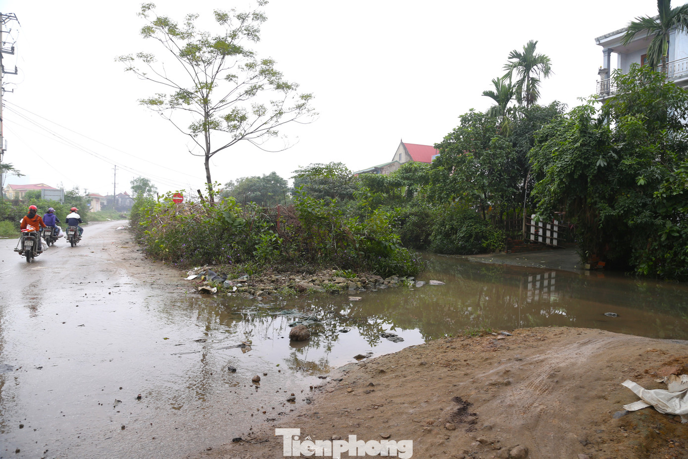 Ghi nhận tại tuyến đường có nhiều đoạn chưa thông, hệ thống mương thoát nước chưa kết nối dẫn đến tình trạng ngập úng kéo dài, chỉ cần một trận mưa lớn là nước ứ đọng cả tuần. Dọc hai bên đường cây cối, cỏ dại mọc um tùm gây khó khăn cho người tham gia giao thông qua đây vào buổi tối.