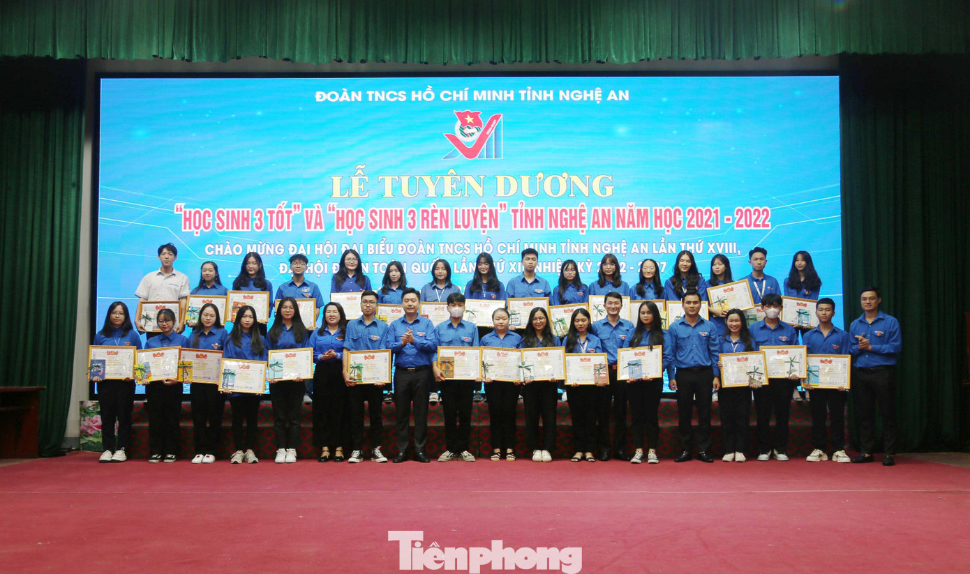 Dịp này, Tỉnh Đoàn Nghệ An tuyên dương 186 cá nhân đạt danh hiệu Học sinh 3 tốt và Học sinh 3 rèn luyện.