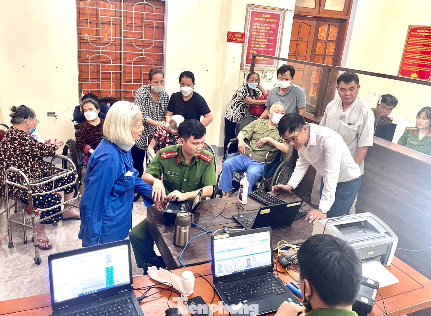 Dịp này, Công an TP Vinh thành lập 4 tổ lưu động, huy động 32 cán bộ chiến sĩ đến các phường, xã trên địa bàn thành phố để làm căn cước cho công dân. Đồng thời, bố trí các tổ cấp căn cước công dân lưu động xuống cơ sở, đến tận nhà những người già yếu neo đơn, bệnh tật để thu nhận hồ sơ căn cước công dân.