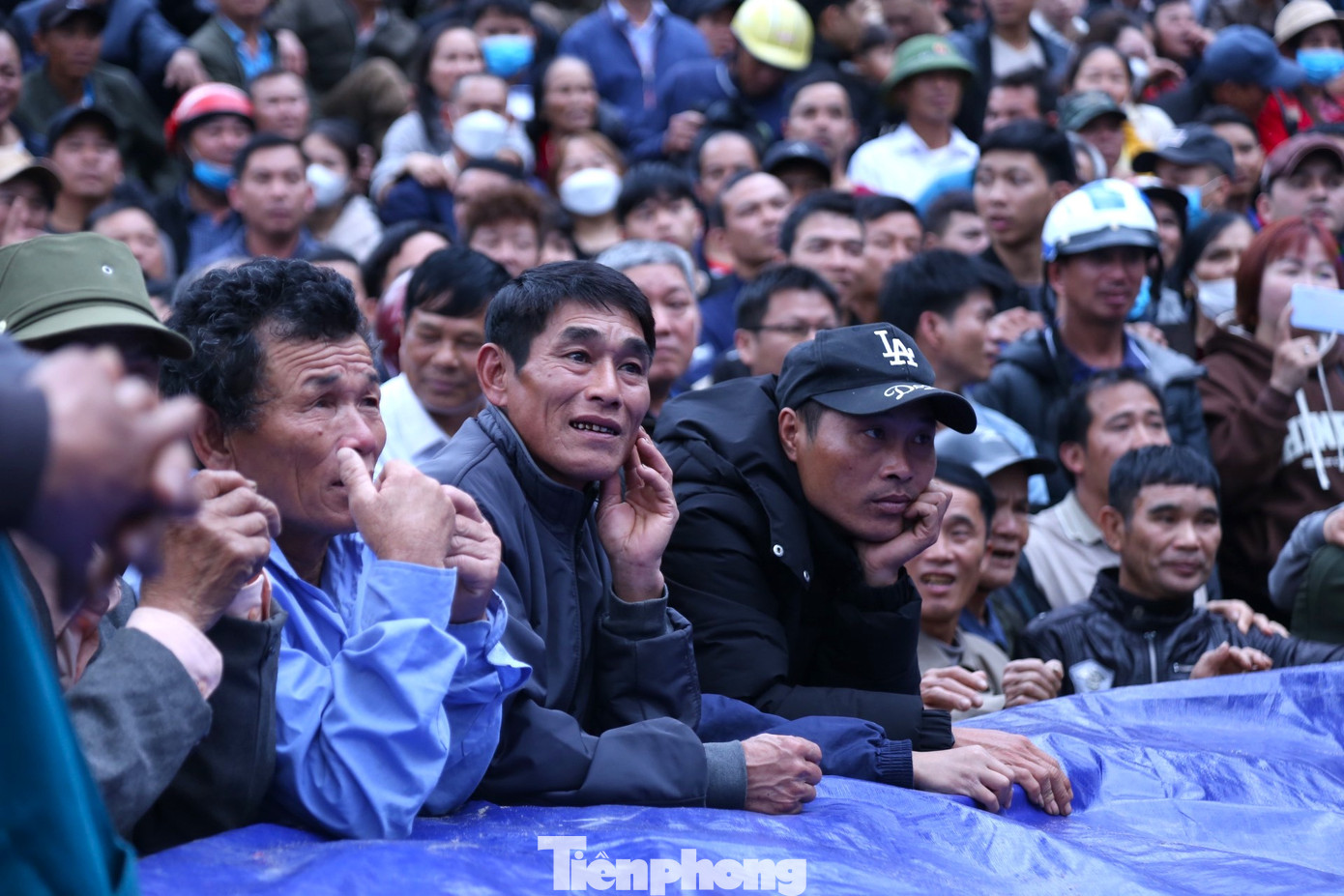 Người dân chăm chú theo dõi, cổ vũ cho các đô vật.